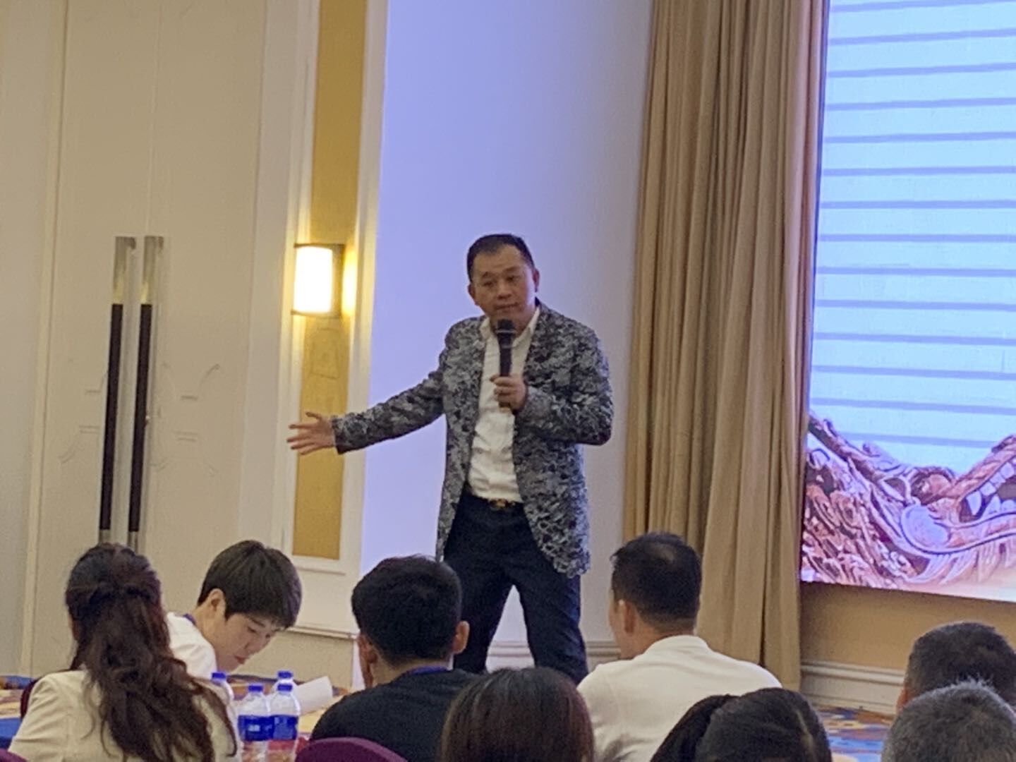 領(lǐng)導(dǎo)帶好團隊的5個法則之三：貼心的激勵